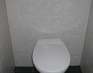 Modern toilet in vakantiehuis Adje op Schiermonnikoog met strak, eigentijds ontwerp.