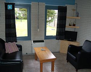 Comfortabele woonkamer van vakantiehuis Afke in Schiermonnikoog, ideaal voor ontspanning op de Waddeneilanden.