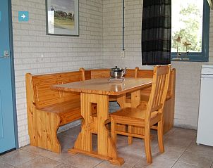 Gezellige eetruimte in vakantiehuis Afke, Schiermonnikoog, perfect voor familiediners op de Waddeneilanden.