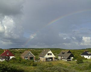 Panoramisch uitzicht op regenboog boven Casa Maris en omgeving, Schiermonnikoog, Waddeneilanden.