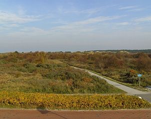 Prachtig uitzicht op de natuur rondom Casa Maris, Schiermonnikoog, met wandelpaden en duinen.