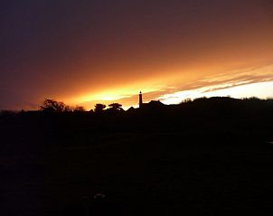 Adembenemende zonsondergang boven Casa Maris en vuurtoren op Schiermonnikoog, Waddeneilanden.
