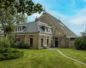 Cottage in Schiermonnikoog, Ferienhaus in Schiermonnikoog, umgeben von grnen Grten und traditioneller Architektur.