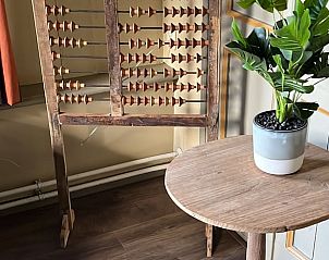 Gemtlicher Innenraum im Cottage in Schiermonnikoog, Ferienhaus in Schiermonnikoog mit Holzdetails.