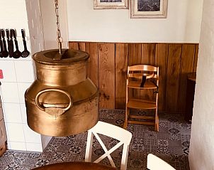 Rustikale Kche in Cottage in Schiermonnikoog, Ferienhaus auf Schiermonnikoog mit Kupferlampe.