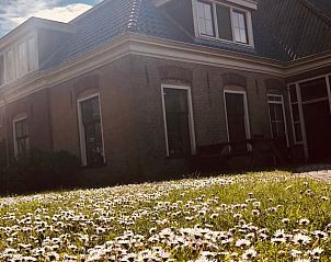 Blumiger Garten im Cottage in Schiermonnikoog, Ferienhaus auf Schiermonnikoog mit klassischer Architektur.