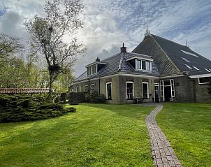 Vorderseite von Cottage in Schiermonnikoog, Ferienhaus auf Schiermonnikoog mit groem grnen Garten.