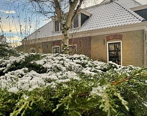 Wintergarten von Cottage in Schiermonnikoog, Ferienhaus auf Schiermonnikoog mit Schnee bedeckt.
