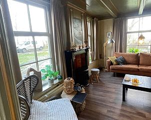 Helles Wohnzimmer von Huisje in Schiermonnikoog, Ferienhaus auf Schiermonnikoog mit groen Fenstern.
