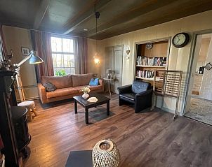 Gerumiges Wohnzimmer in Haus in Schiermonnikoog, Ferienhaus auf Schiermonnikoog mit Bcherregalen.