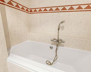 Luxurises Bad in Cottage in Schiermonnikoog, Ferienhaus auf Schiermonnikoog mit stilvollen Fliesen.