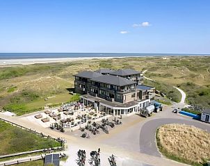 Luftaufnahme des Ferienhauses in Schiermonnikoog, ein Ferienhaus auf den Watteninseln mit Blick auf die Dnen.