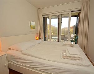 Schlafzimmer im Ferienhaus in Schiermonnikoog, ein Ferienhaus auf den Watteninseln mit Zugang zum Balkon.