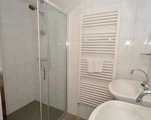Modernes Badezimmer im Ferienhaus in Schiermonnikoog, einem Ferienhaus auf den Watteninseln mit Dusche und Doppelwaschbecken.