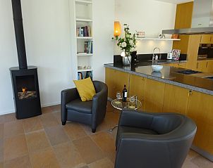 Gezellige zithoek met open haard in vakantiehuis Hestia, Schiermonnikoog.