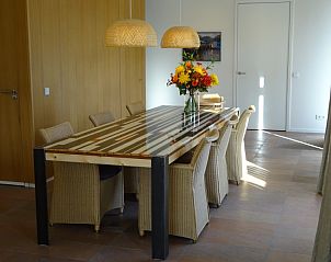 Stijlvolle eetkamer met bloemen in vakantiehuis Hestia, Schiermonnikoog, Waddeneilanden.