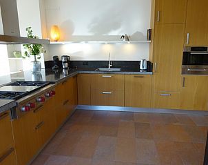 Moderne keuken met houten afwerking in vakantiehuis Hestia, Schiermonnikoog.