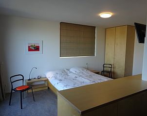 Ruime slaapkamer met tweepersoonsbed in vakantiehuis Hestia, Schiermonnikoog.