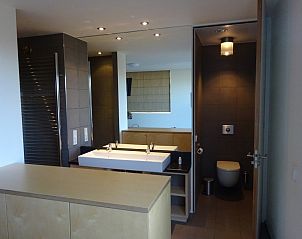 Moderne badkamer met dubbele wastafel in vakantiehuis Hestia, Schiermonnikoog.