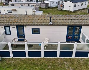 Luftaufnahme des CORIMAR Ferienhauses in Ballum, Ameland mit eingezunter Terrasse.