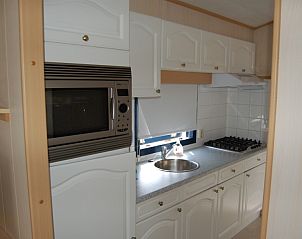 Moderne Kche in CORIMAR Chalet, Ballum, Ameland mit Einbaugerten.