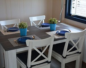 Stilvolle Essecke im Ferienhaus CORIMAR, Ballum, Ameland, mit Tisch fr vier Personen.