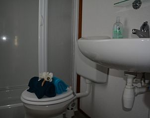 Sauberes Badezimmer im CORIMAR Chalet, Ballum, Ameland mit modernen Annehmlichkeiten.