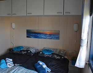 Gemtliches Schlafzimmer in CORIMAR Chalet, Ballum, Ameland mit Stauraum.