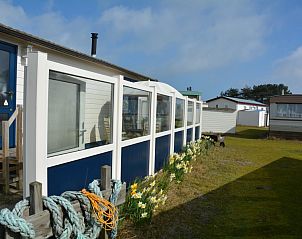 Auenansicht des CORIMAR Chalets, Ballum, Ameland mit eingezunter Terrasse.