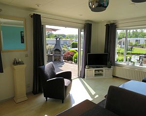 Guest house 490326 - Holiday property IJsselmeerkust - huisje 143, bootje, aan het water, grote tuin en terrassen